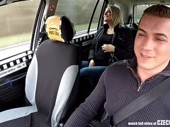 Verlobtes Luder auf dem Rücksitz von Prager Taxichauffeur gepoppt