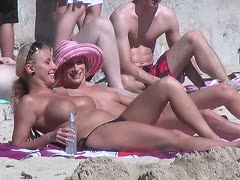Lesbische Deutsche vergnügen sich am Strand