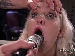 Blonde Frau in Bondage mit Dildos gequält