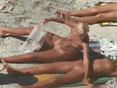 Lesbische Flittchen entkleiden sich am Strand